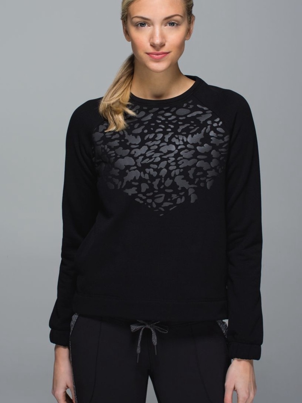 REFLECTIVE Lululemon Snapshot Crew Black Polartec Sweatshirt 8 Medium Cheetah - Picture 2 of 8